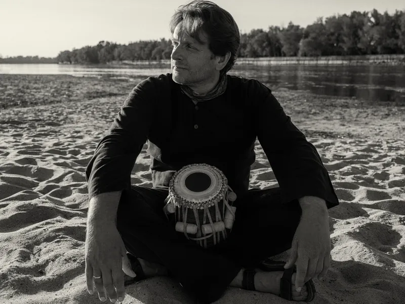 Tomasz Kudelski z tablą nad wodą